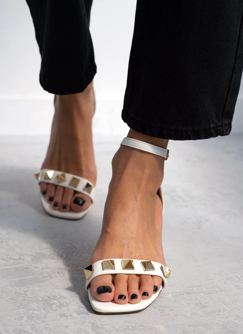 The Fashion Project Πέδιλα καρέ με μεταλλικά στοιχεία - Λευκό