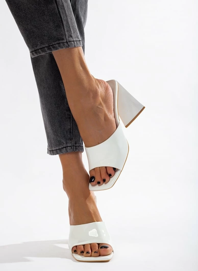 The Fashion Project Mules λουστρίνι με φαρδιά φάσα - Λευκό