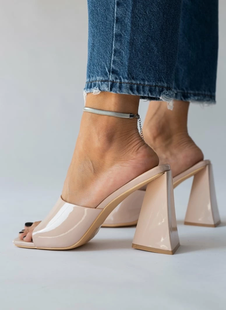 The Fashion Project Mules λουστρίνι με φαρδιά φάσα - Nude